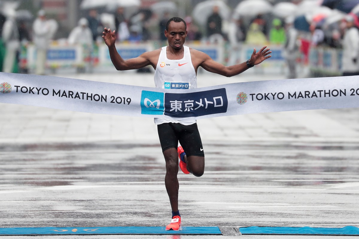 Etiopczyk Birhanu Legese na mecie tokijskiego maratonu w 2019 roku