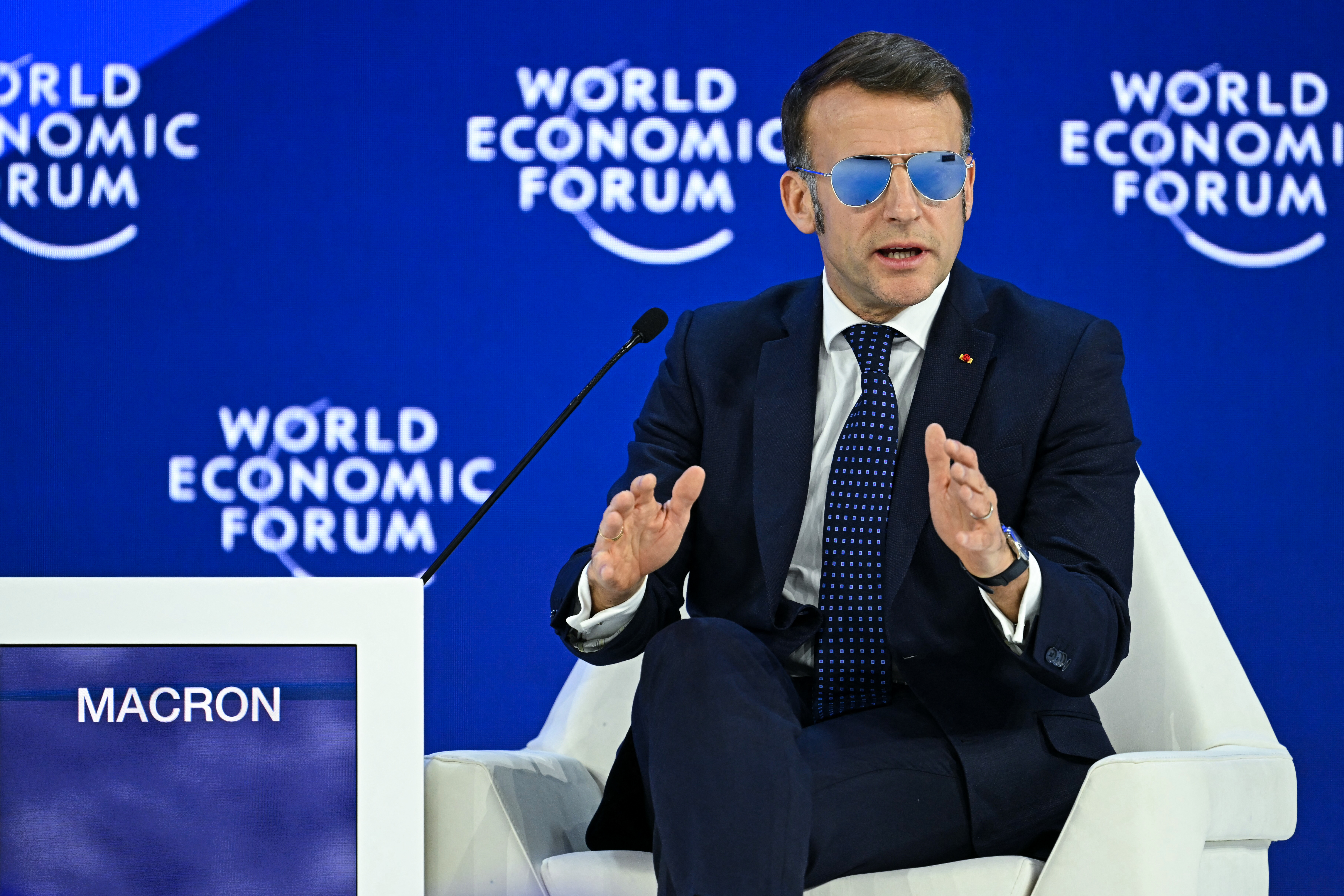 Davos: Macron denuncia l'imperialismo USA e invia le forze in Groenlandia