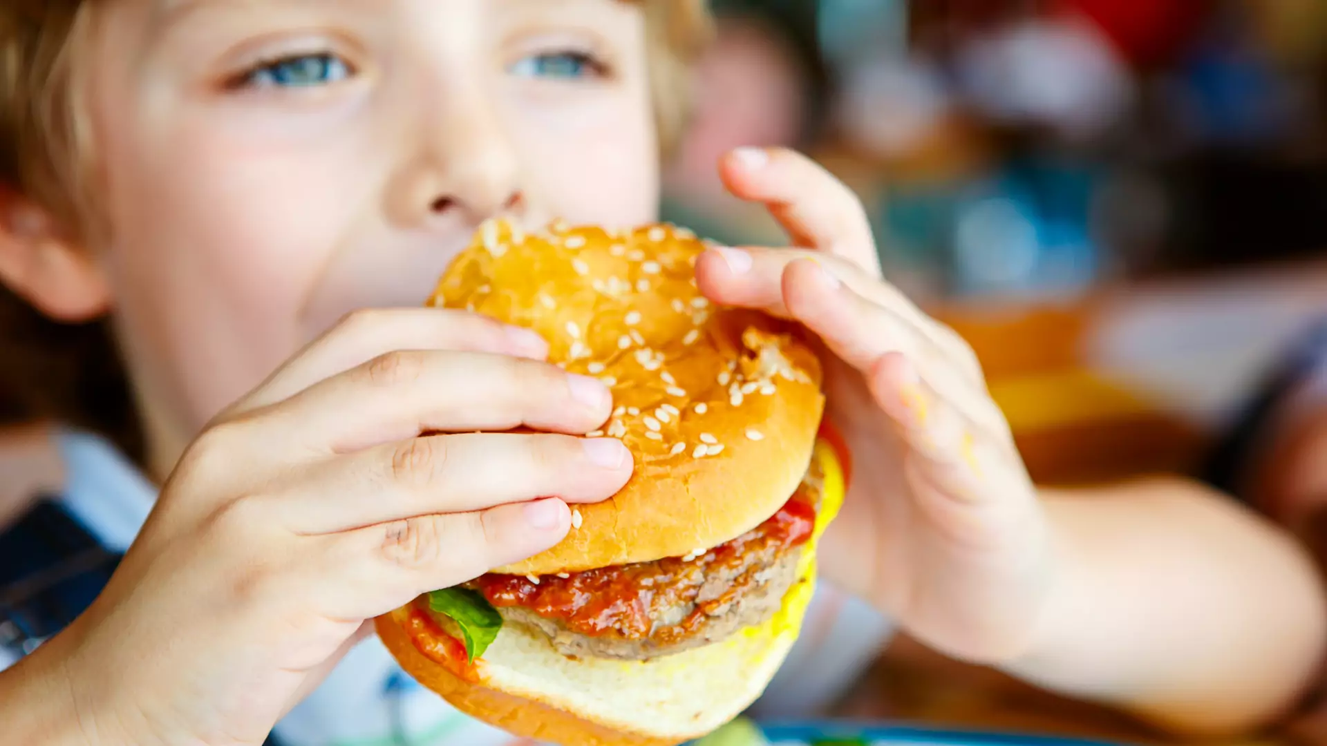 Oto sposób, który skutecznie zniechęci młodzież do jedzenia fast foodów. Naukowcy potwierdzają