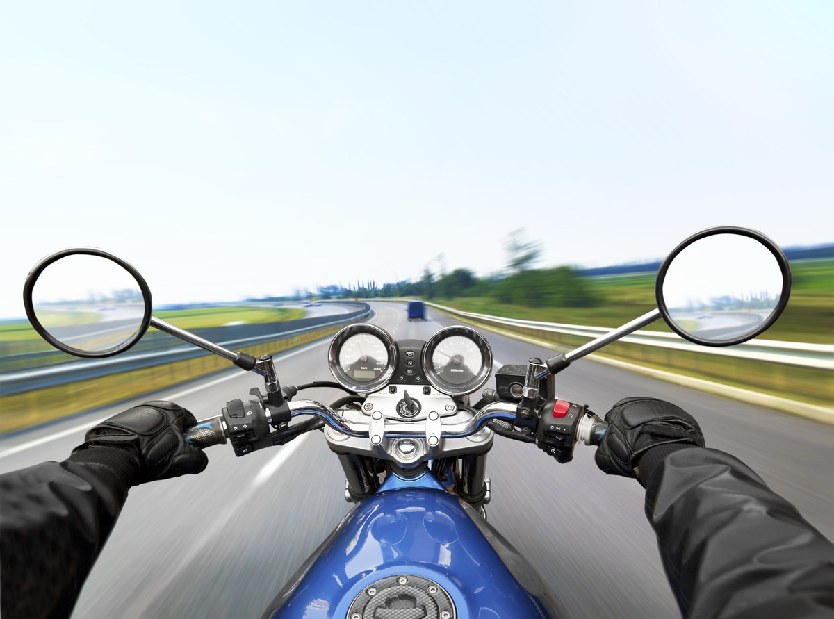 Osoba kierująca motocyklem na drodze szybkiego ruchu