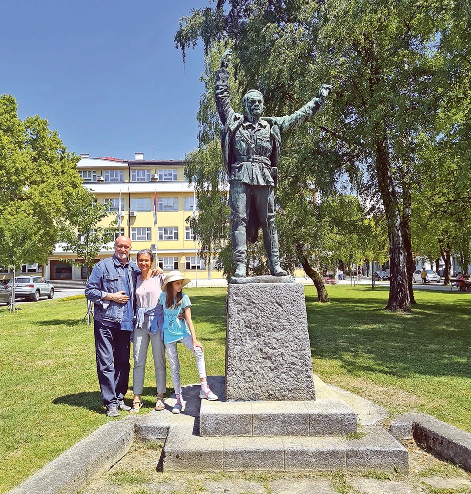 Pored spomenika Mladenu Stojanoviću u Prijedoru, letos, Nenad Grujičić sa suprugom Milenom i kćerkom Danicom