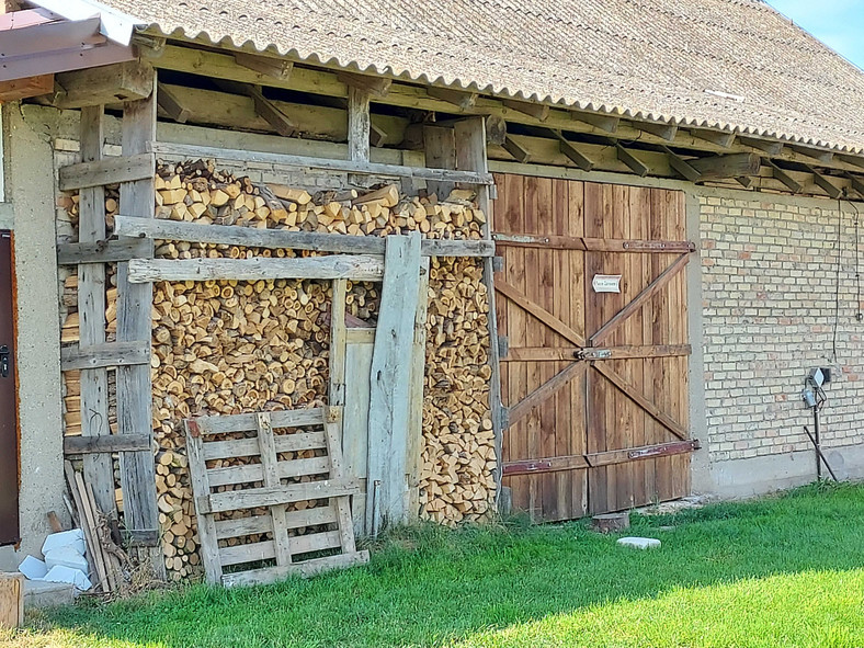 Drewno na zimę we wsi Barszczewo