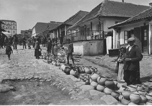 Rynek w Wiśniowcu, 1924 r. Widok ulicy w perspektywie