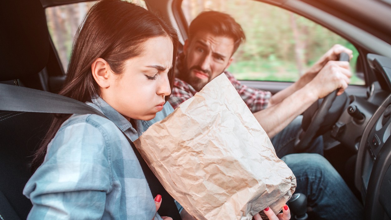 Kinetóza v elektromobiloch: Prečo cestujúcim býva zle a ako to riešiť. 