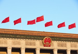 Kina, zastave na vrhu Velike narodne sale u Pekingu