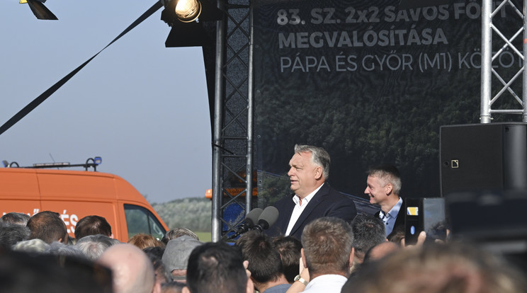 Orbán Viktor miniszterelnök beszédet mond az új, Győr és Pápa között megépült, kétszer két sávos, 36 kilométer hosszú 83-as út avatóünnepségén / Fotó: MTI/Koszticsák Szilárd
