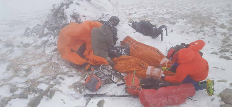 Na szczycie Babiej Góry utknęło 11 osób. Silny wiatr i śnieg uniemożliwiał im zejście