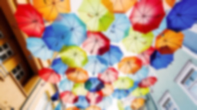 Umbrella Sky Project - parasole wiszące nad uliczkami Aguedy w Portugalii