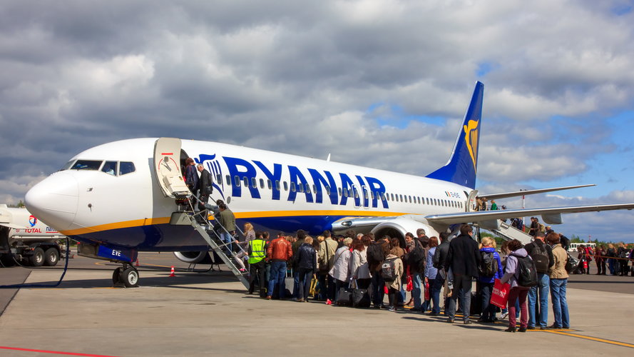 Ryanair ostrzega pasażerów. Bilety na wakacje coraz droższe