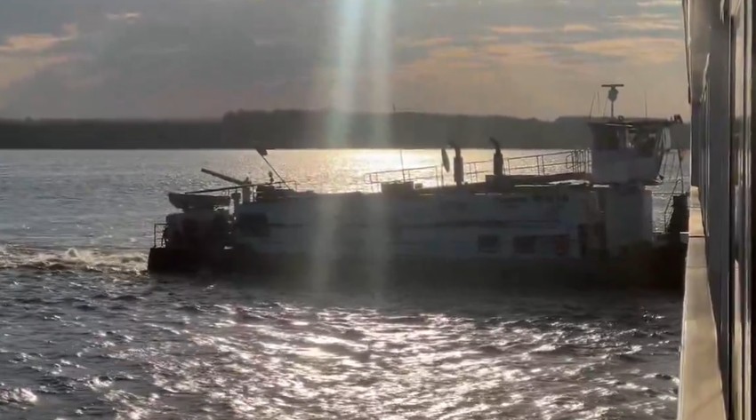 Kruzer sa 238 ljudi nasukan na Dunavu
