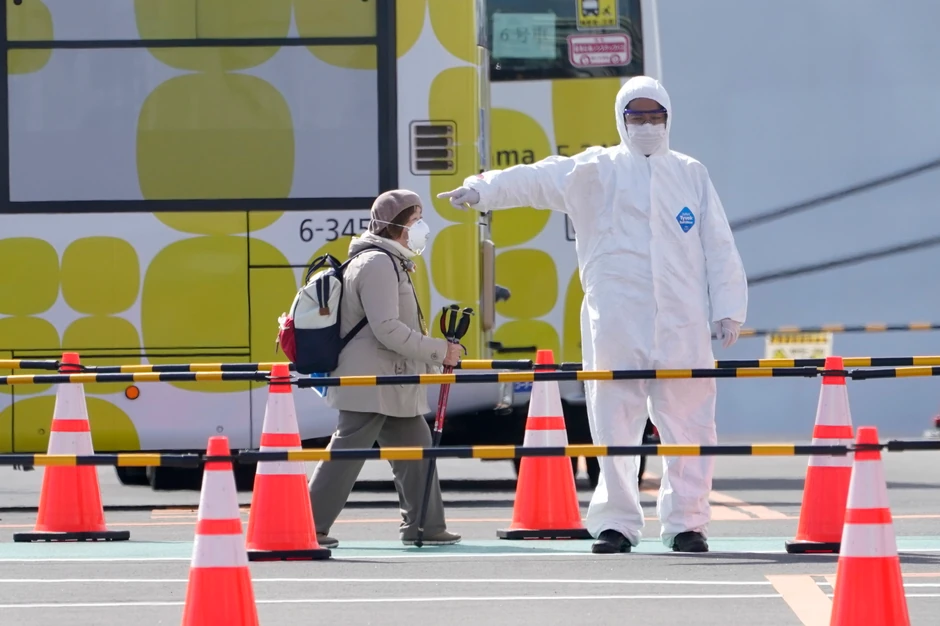 Putnici kruzera "Dajmond princes" danima napuštaju karantin