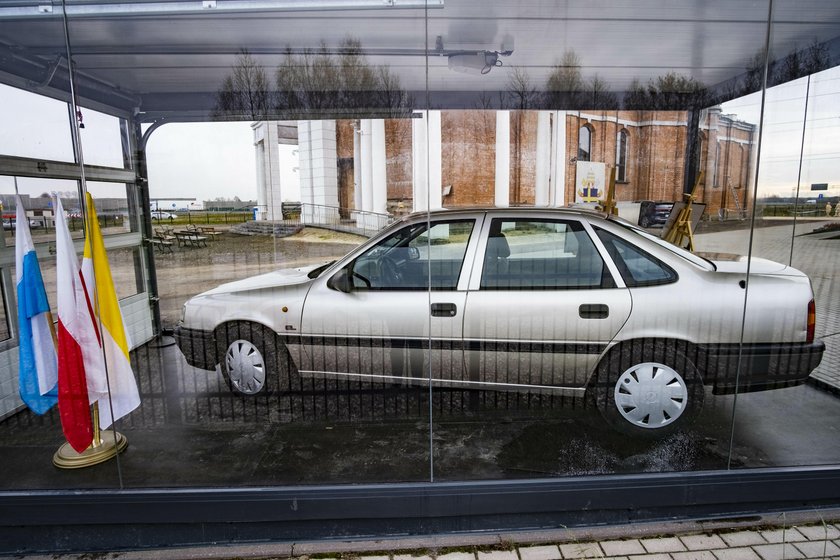 Opel przed kościołem w Radzyminie. To.. relikwia!