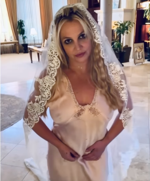 Britney vo svadobných šatách: „Deň, keď som sa vydala sama za seba“