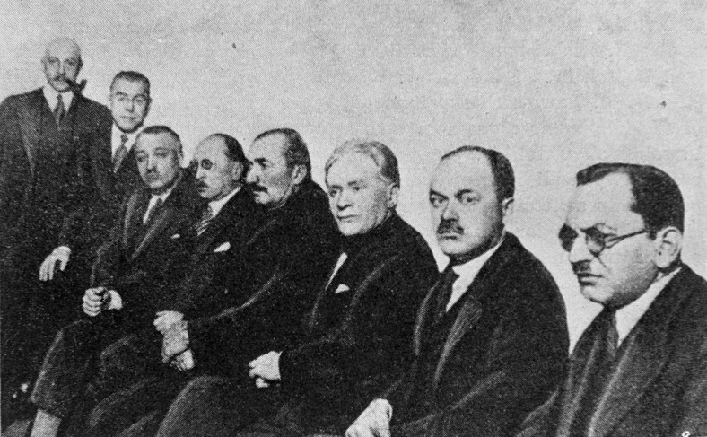 Warszawa 1931-1932. Proces brzeski – proces przywódców Centrolewu, w dniach 26 października 1931–13 stycznia 1932 r. przed Sądem Okręgowym w Warszawie. Fragment ławy oskarżonych, od lewej: Adam Pragier, Kazimierz Bagiński, Karol Popiel, Władysław Kiernik, Wincenty Witos, Herman Lieberman, Józef Putek, Adam Ciołkosz. gr PAP/Reprodukcja