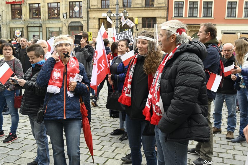 Uważają, że pandemii nie ma i protestują. Szokujące obrazki z Polski