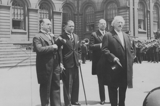 Pożegnanie kompozytora po nowojorskim tournée. Z tyłu w środku stoi sekretarz Paderewskiego – Sylwin Strakacz, City Hall, 1932 r. 