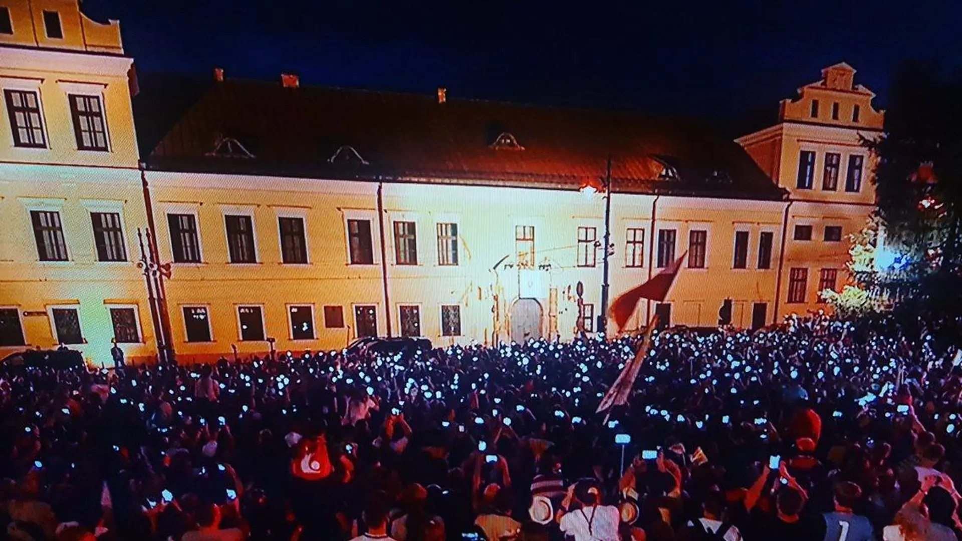 Czy ktoś jeszcze patrzy zwyczajnie na świat? Morze telefonów pod oknem papieskim