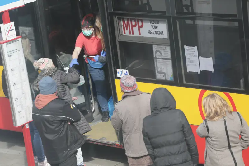 Wszędzie kolejki i testy trzeźwości. MPP pomaga tym, o których zapomnieliśmy