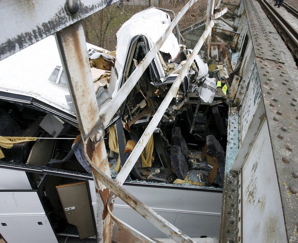 ŚWIDNICA WYPADEK AUTOBUS DZIECI RANNI