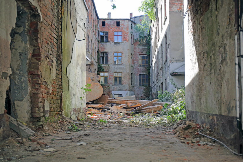 trwa wyburzanie kamienicy przy Wolczańskiej