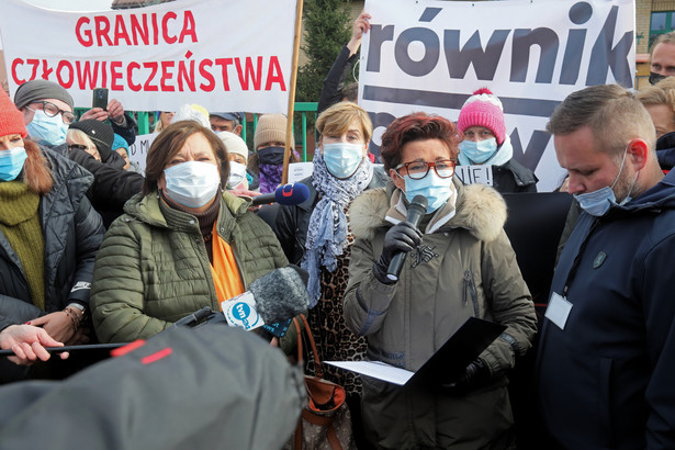 Michałowo, 23.10.2021. Byłe pierwsze damy RP Jolanta Kwaśniewska (2P) i Anna Komorowska (2L) podczas protestu pod hasłem "Matki na Granicę. Miejsce dzieci nie jest w lesie!", 23 bm. przed placówką Straży Granicznej w Michałowie. Organizatorami wydarzenia jest m.in. Stowarzyszenie Dolnośląski Kongres Kobiet i Fundacja Feminoteka. (mr) PAP/Artur Reszko