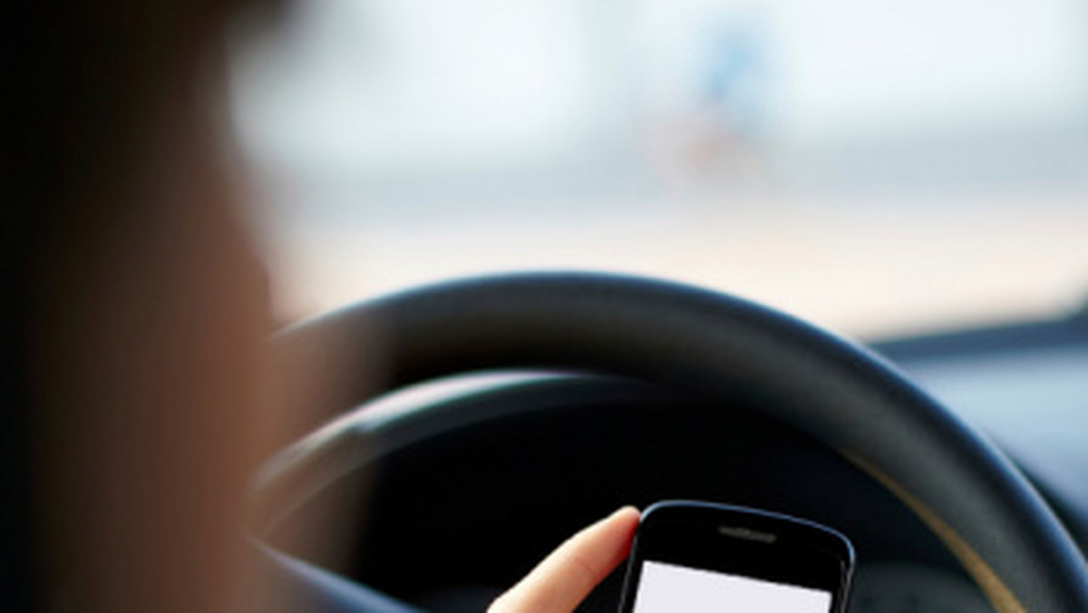 Pisanie SMS-ów w czasie jazdy jest porównywalnie niebezpieczne, jak prowadzenie po pijanemu. Tak twierdzą naukowcy, na których powołuje się telegraph.co.uk.