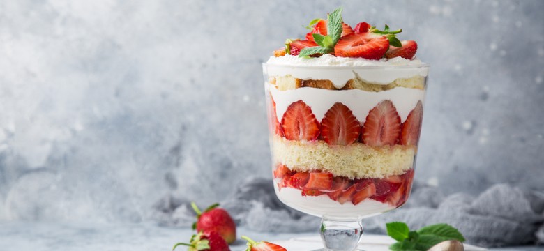 Strawberry trifle – poznaj wyjątkowy przepis na angielski deser z truskawkami