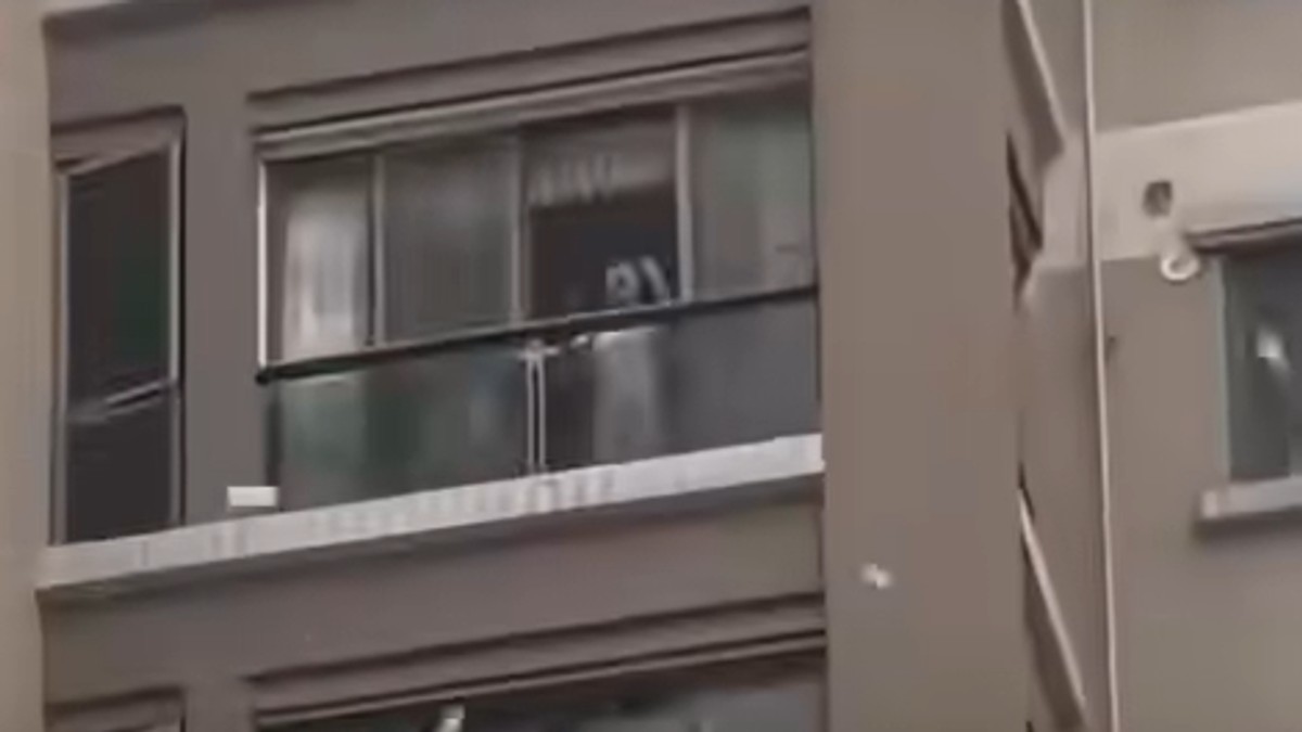 Bacila novac sa balkona zgrade