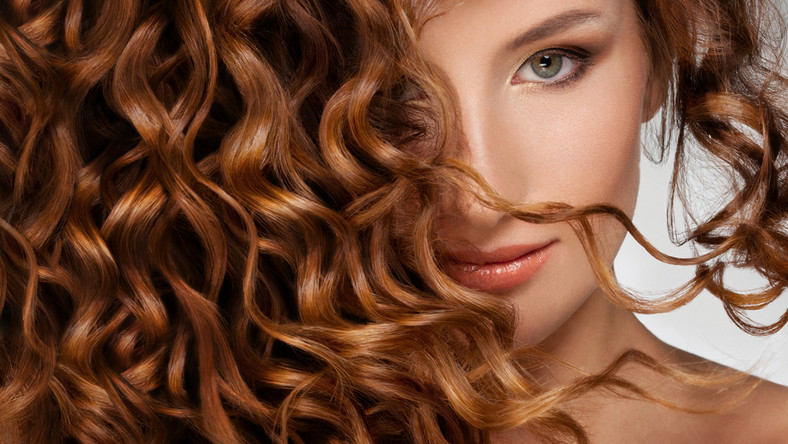 Kosmetyki do pielęgnacji włosów z zawartością kofeiny stały się prawdziwym objawieniem na rynku kosmetycznym. Wszystko za sprawą jej właściwości stymulujących wzrost włosa.