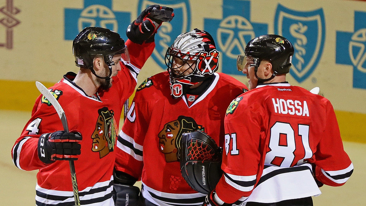 Chicago Blackhawks wygrali z Montreal Canadiens 3:2, zatrzymując serię zwycięstw Habs na pięciu z rzędu. Zaledwie dwa dni wcześniej Czarne Jastrzębie same były posiadaczami najdłuższej pozytywnej passy w rozgrywkach, ale ona także dobiegła końca. W tej chwili najwięcej kolejnych triumfów (cztery) mają New Jersey Devils.