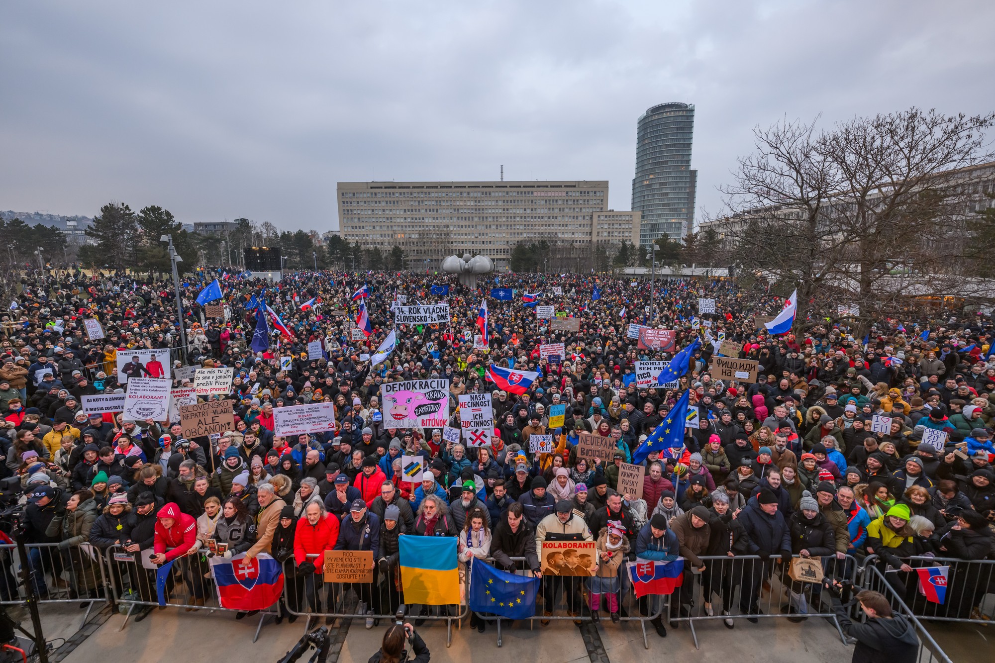 Protivládne zhromaždenie Slovensko je Európa na Námestí Slobody v Bratislave.