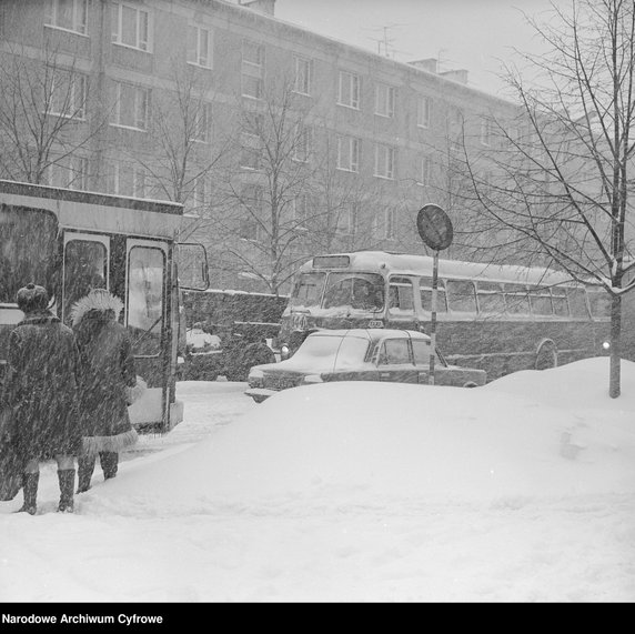 Przechodnie na przystanku autobusowym przy ul. Malczewskiego. Widoczne autobusy - Jelcz PR110 oraz Jelcz 272 MEX linii 144 i taksówka Fiat 125p (Narodowe Archiwum Cyfrowe, 3/40/0/14/161)