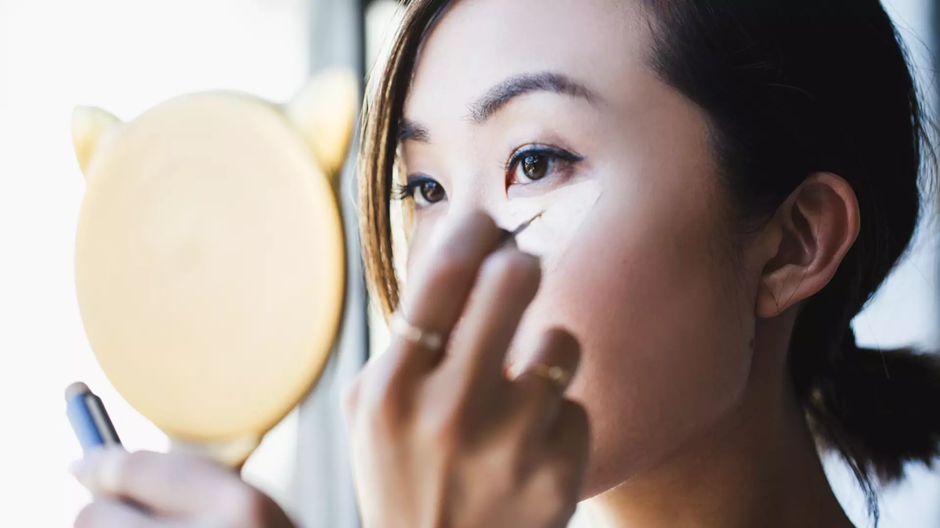 Sińce pod oczami: domowe sposoby, które szybko likwidują problem + 4 makijażowe triki