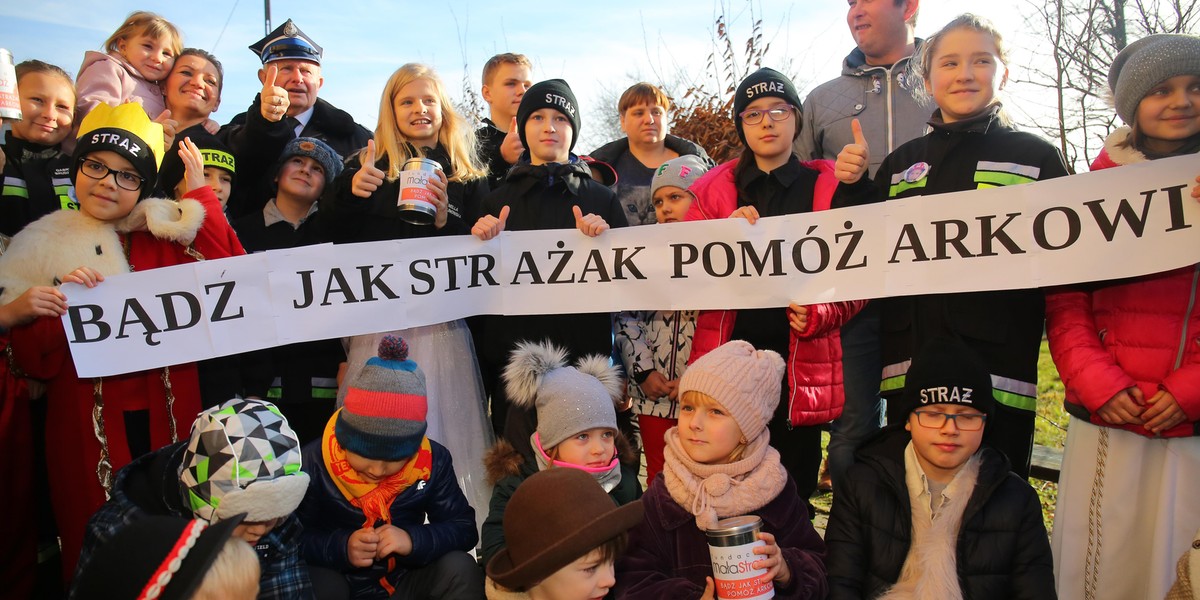 Strażacy pomagają koledze, który został ciężko ranny podczas akcji 