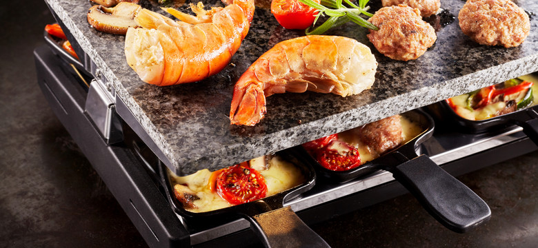 Grille raclette z małymi patelenkami umożliwią letnie grillowanie w środku zimy