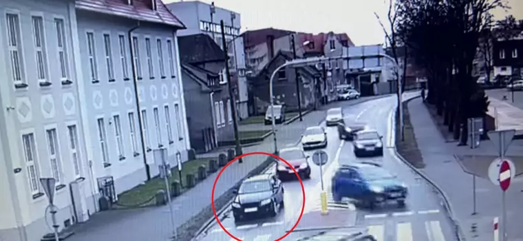 Policjant dostrzegł auto przez okno. Tylko on zrozumiał, co się dzieje [WIDEO]