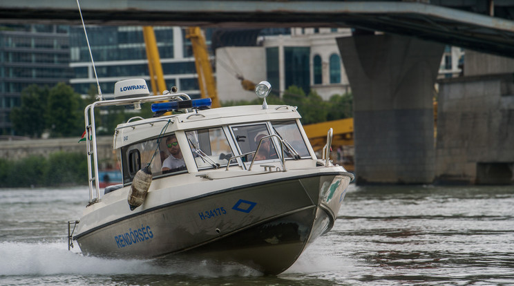  polgárőrségnél nyári feladatokat ellátó ifjú rendészeti hallgatók bemutatón vesznek részt a Dunai Vízirendészet Budapesti Rendőrőrs melletti Duna-szakaszon 2020. augusztus 5-én. / Fotó: MTI/Balogh Zoltán