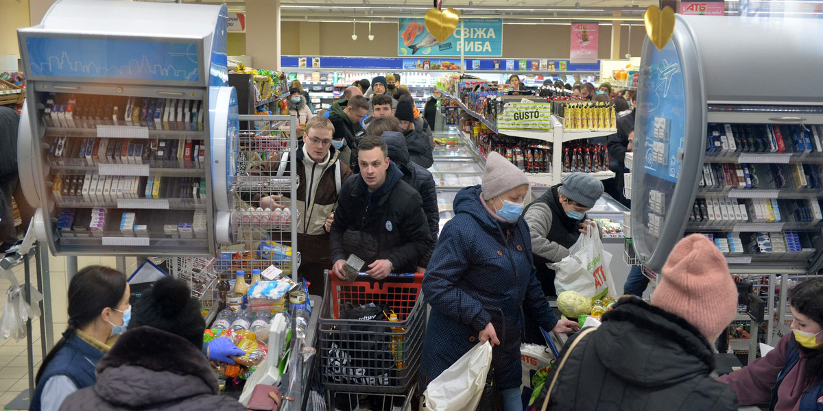 W sklepach i bankach na Ukrainie potężne kolejki