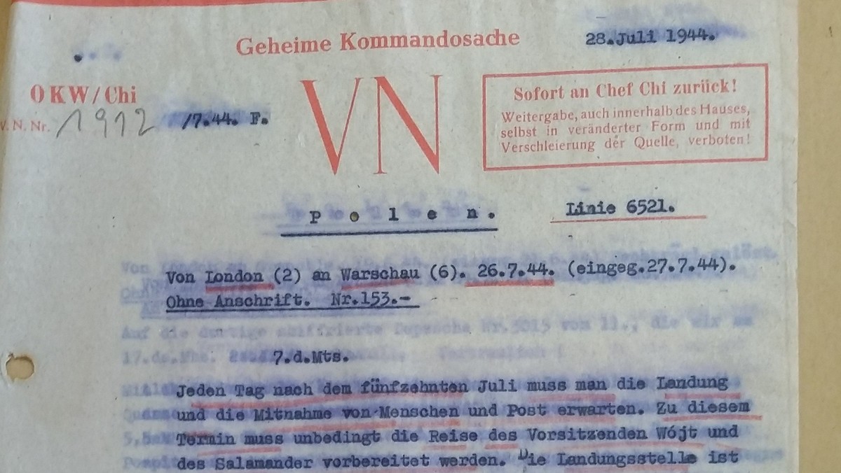 Jednym z najważniejszych problemów, z którym od zawsze borykają się wywiady, jest zapewnienie tajności korespondencji. Jednym ze sposobów prób zagwarantowania prywatności jest stosowanie szyfrów. Szyfry, zbudowane z algorytmów i kluczy, najprościej mówiąc, są metodami utajniania przesyłanych wiadomości poprzez zastosowanie zbiorów tajnych znaków do zamiany tekstu jawnego na tekst niejawny, niezrozumiały dla osób postronnych.