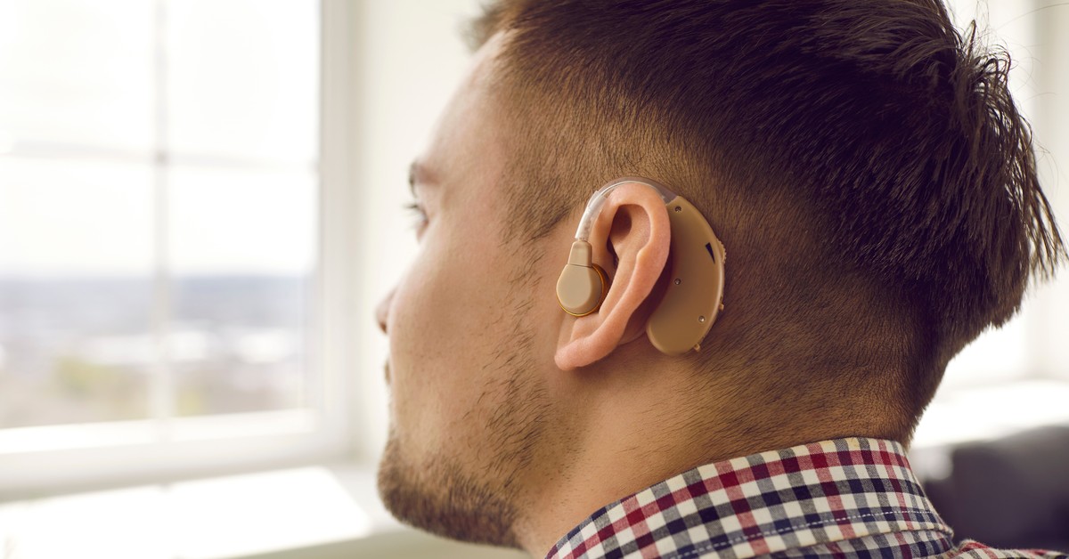 Masz problemy ze słuchem? Sprawdź, czy przysługuje ci dodatkowe 215 zł co miesiąc