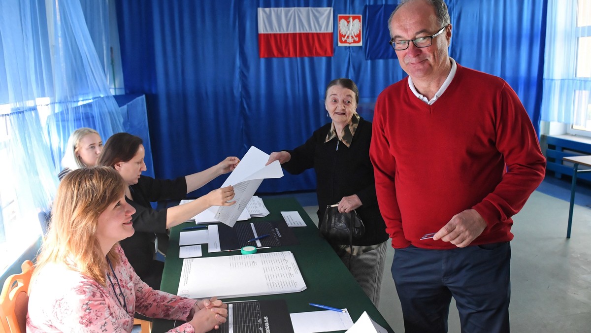 Lider Sojuszu Lewicy Demokratycznej zapewniał w programie "Onet Rano.", że jako odpowiedzialny lider będzie namawiać, by jego partia pozostała w Koalicji Europejskiej. Jednocześnie "wątpi, że Biedroń pójdzie po rozum do głowy" i dołączy do KE. - Mądrość lidera polega na tym, żeby szukać rozsądnych decyzji. Każda droga prowadzi do Sejmu byle tylko nie zgłupieć, nie zbufonieć, nie spanikować i nie obrażać - dodał Czarzasty. 