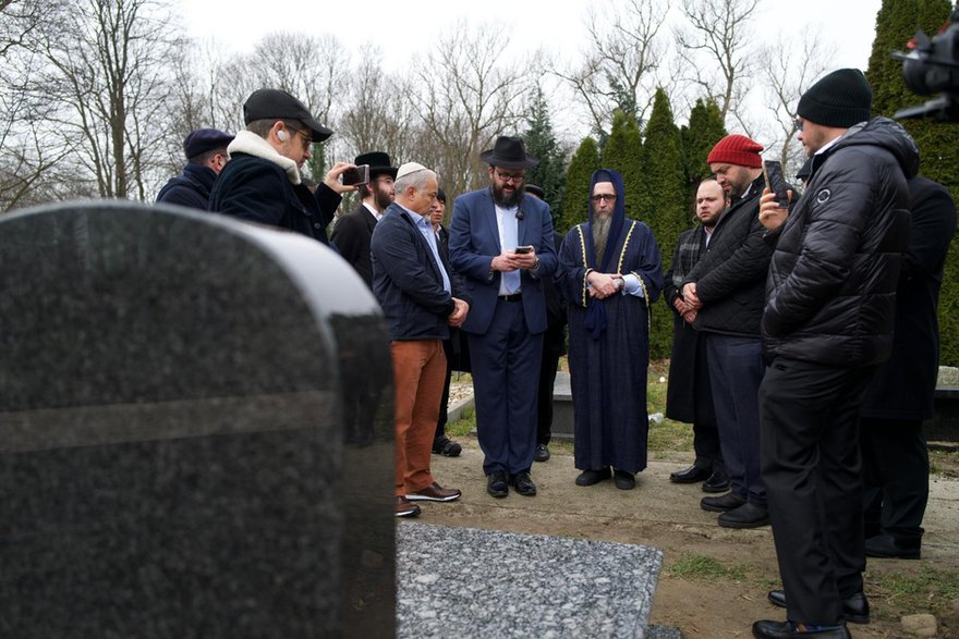 Postawienie nagrobka na grobie Leonida Teslenki na cmentarzu żydowskim w Warszawie, 13 marca 2023 r.