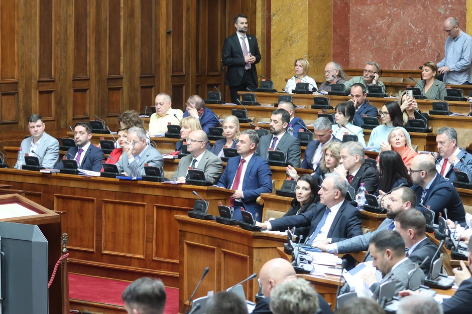 Deo opozicije prisustvuje sednici