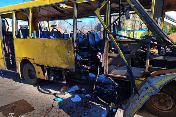 (FOTO, VIDEO) HOROR U NIKOPLJU! Rusi gađali autobus, ima MRTVIH, desetine ranjenih: "Nije slučajno, ovo je svesni teror protiv civila"