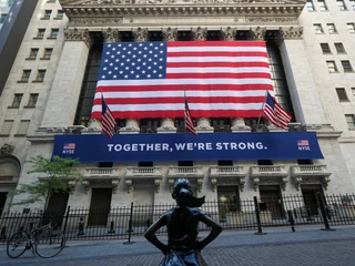 Nowy Jork, Wall Street. Od dziś najsłynniejszy parkiet świata ponownie fizycznie dostępny. U dołu widoczny fragment rzeźby „Nieustraszonej dziewczynki”. Posąg nawiązuje do kwestii równouprawnienia kobiet. 26.05.2020.