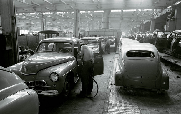 Montaż samochodów warszawa w fabryce FSO na Żeraniu, 1957 r.