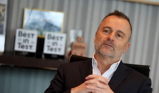 Majkl Mišel, Yettel