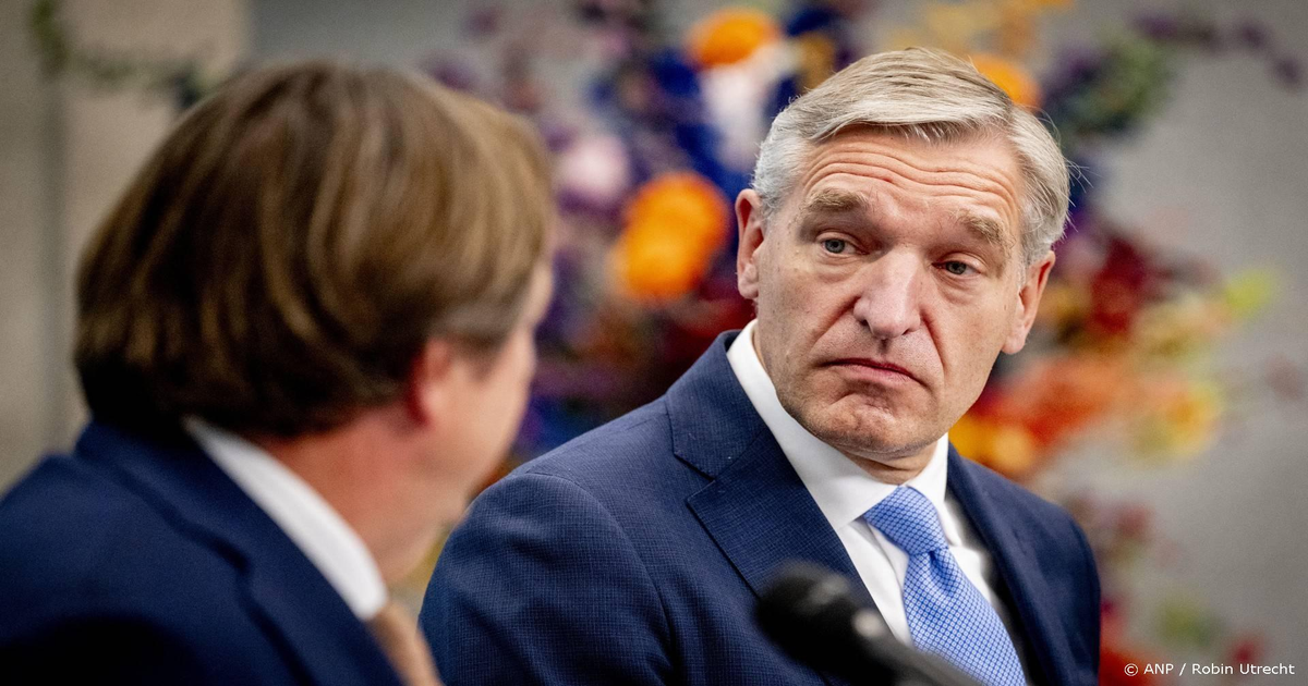 Informateur Wijers stapt op na confrontatie met privé-appberichten