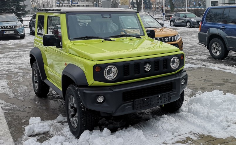 Inżynierom Suzuki udało się zachować niską masę własną – Jimny waży od 1090 kg do 1135 kg (w zależności od wersji). Dzięki temu można pozwolić sobie na przedzieranie się przez dzikie odstępy bez obawy o uszkodzenie podwozia na byle wyrwie. A niemal pionowo ustawiona przednia szyba, niezbyt szerokie słupki dachowe oraz kwadratowe boczne lusterka zapewniają świetną widoczność we wszystkich kierunkach