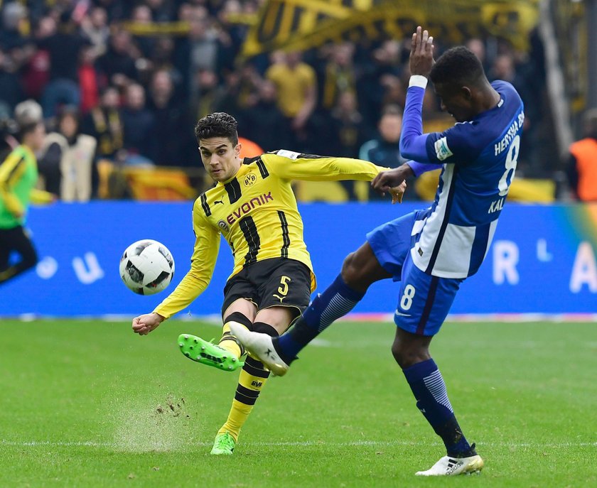 Marc Bartra szuka kibicki po meczu Schalke – Borussia Dortmund